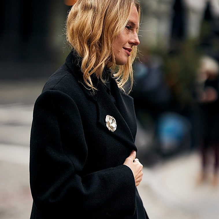 Los broches que usaban nuestras abuelas son el accesorio estrella que elevará tus looks de Navidad